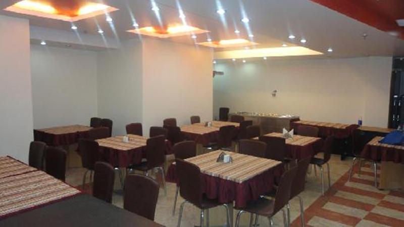 ניו דלהי Hotel The Daanish Residency - Karol Bagh מסעדה תמונה